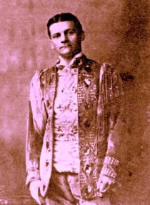 Khi con sư tử dường như chuẩn bị nuốt chửng cô gái, lớp da của con vật bong ra và bên trong thực chất là Lafayette Vĩ đại.