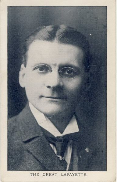 Nội dung màn biểu diễn là một cô gái xinh đẹp bước lên sân khấu và bước vào trong chuồng chứa một con sư tử.