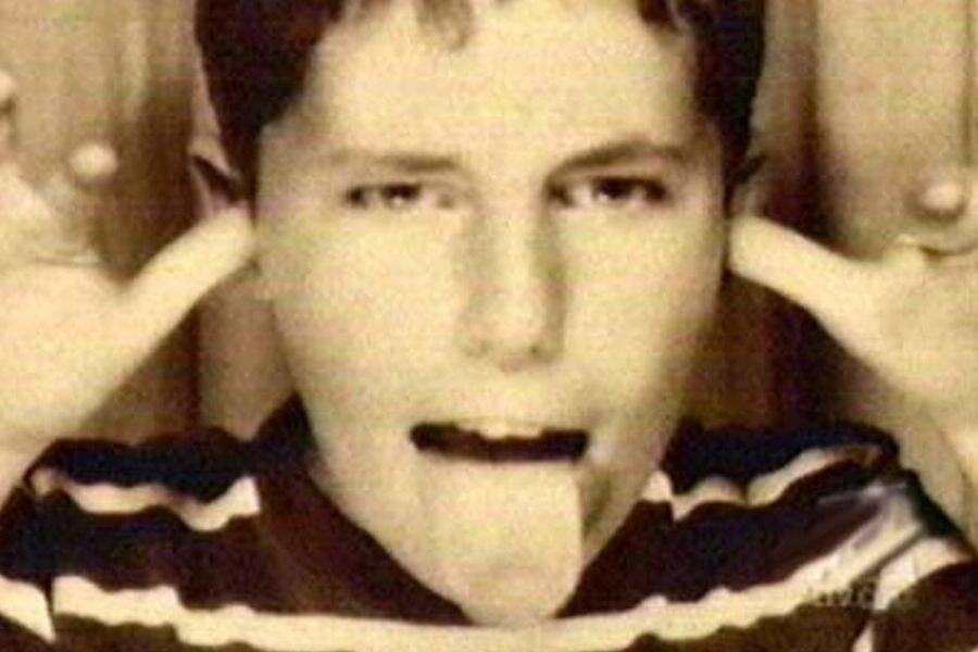 Leonard Lake sinh năm 1945 tại California, Mỹ. Khi cha mẹ chia tay, Lake khi ấy 6 tuổi cùng các anh chị em đã chuyển về sống cùng bà nội. Ngay từ khi còn nhỏ, gã có thói quen chụp ảnh các chị gái khỏa thân nên sớm bị ám ảnh bởi những hình ảnh khiêu dâm.