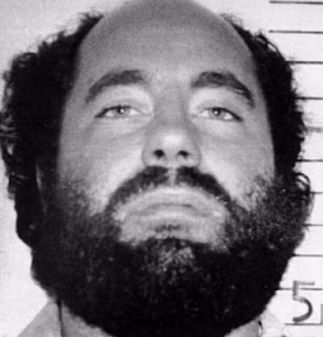 Đến năm 1964, Lake gia nhập lực lượng lính thủy đánh bộ Mỹ và được điều động tham gia chiến tranh ở Việt Nam. Trong thời gian tại ngũ, gã được chẩn đoán mắc bệnh tâm thần phân liệt nên được chữa trị y tế trước khi buộc phải giải ngũ năm 1971.