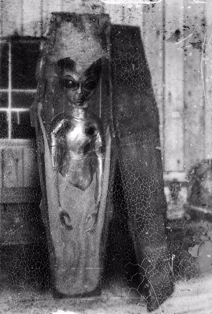 Mảnh vỡ của UFO rơi khắp nơi sau khi phát nổ. Khi tới hiện trường vụ tai nạn, người dân địa phương không khỏi bất ngờ khi nhìn thấy nhiều mảnh vỡ kim loại chưa từng nhìn thấy.