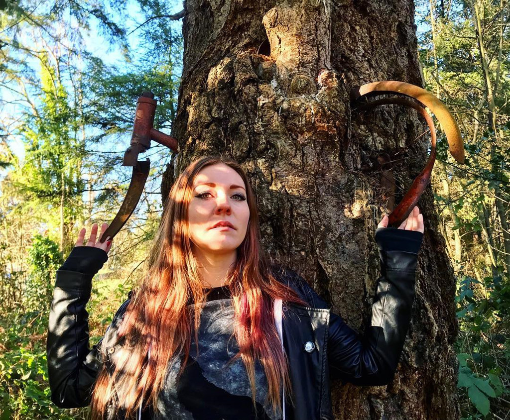 Thời báo Seattle từng khẳng định mẫu xe này xuất hiện từ những năm 1950. Chiếc xe trên cây từng thuộc về cậu bé 8 tuổi, tên là Don Puz, hiện sống ở thành phố Kennewick. Don Puz sống trên đảo Vashon tới năm 1992 trước khi rời đi. Ảnh: Ash_Shmeow.