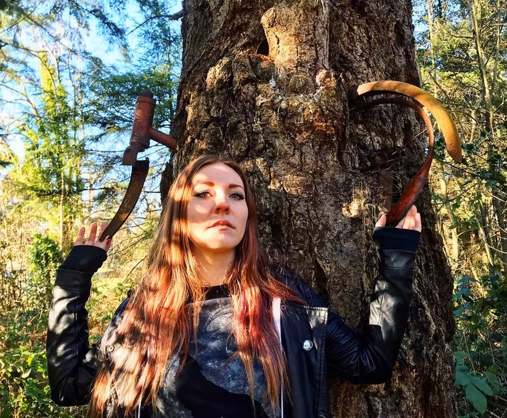 Thời báo Seattle từng khẳng định mẫu xe này xuất hiện từ những năm 1950. Chiếc xe trên cây từng thuộc về cậu bé 8 tuổi, tên là Don Puz, hiện sống ở thành phố Kennewick. Don Puz sống trên đảo Vashon tới năm 1992 trước khi rời đi. Ảnh: Ash_Shmeow.