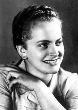Theo một số tài liệu, Irma Grese nuôi một số con chó. Ả huấn luyện chúng tấn công tù nhân khi được ra lệnh.