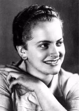 Theo một số tài liệu, Irma Grese nuôi một số con chó. Ả huấn luyện chúng tấn công tù nhân khi được ra lệnh.