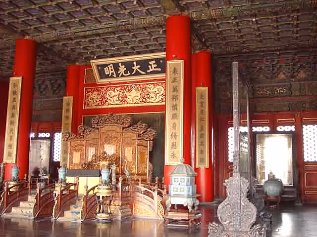 Về sau, ông thỏa hiệp cho Nhật Bản chiếm đóng một phần lãnh thổ Trung Quốc để được họ giúp lên ngôi hoàng đế. Theo đó, Viên Thế Khải cuối cùng cũng ngồi lên ghế rồng. Thế nhưng, ông chỉ làm hoàng đế được 83 ngày thì đột tử ở tuổi 57.