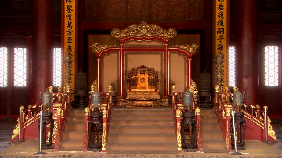 Tương truyền, ghế rồng của bậc quân vương vô cùng linh thiêng. Nó chỉ dành cho những vị vua chân chính và có thân phận cao quý. Người không xứng đáng ngồi lên ngai vàng sẽ gặp đại họa.