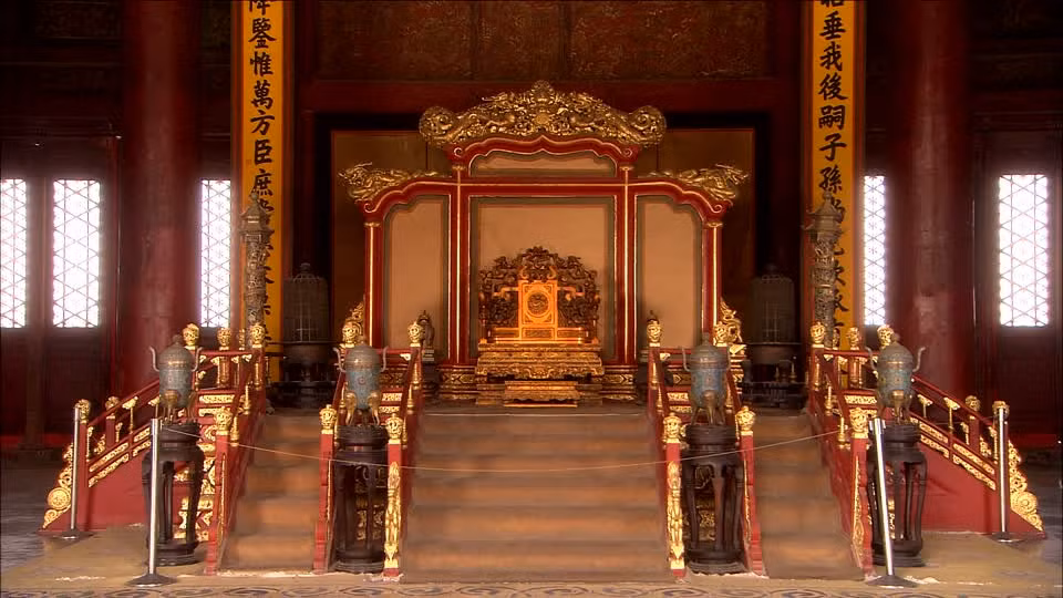 Tương truyền, ghế rồng của bậc quân vương vô cùng linh thiêng. Nó chỉ dành cho những vị vua chân chính và có thân phận cao quý. Người không xứng đáng ngồi lên ngai vàng sẽ gặp đại họa.