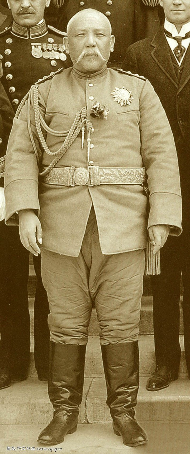 Sau khi khiến hoàng đế cuối cùng nhà Thanh thoái vị, Viên Thế Khải trở thành Đại Tổng thống lâm thời và Đại Tổng thống Trung Hoa Dân quốc.