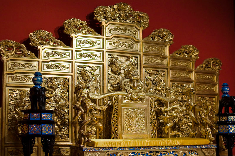 Theo đó, ngai vàng trở thành biểu tượng vương quyền của nhà vua và chỉ có bậc cửu ngũ chí tôn mới có thể ngồi lên.