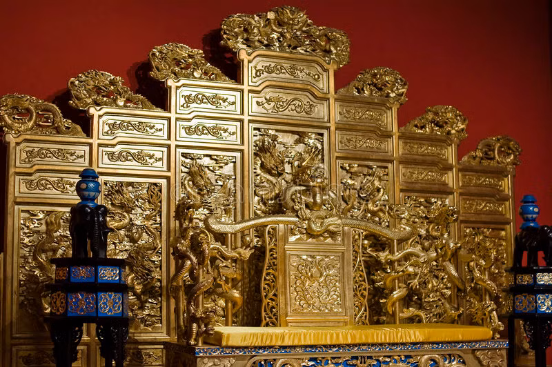 Theo đó, ngai vàng trở thành biểu tượng vương quyền của nhà vua và chỉ có bậc cửu ngũ chí tôn mới có thể ngồi lên.