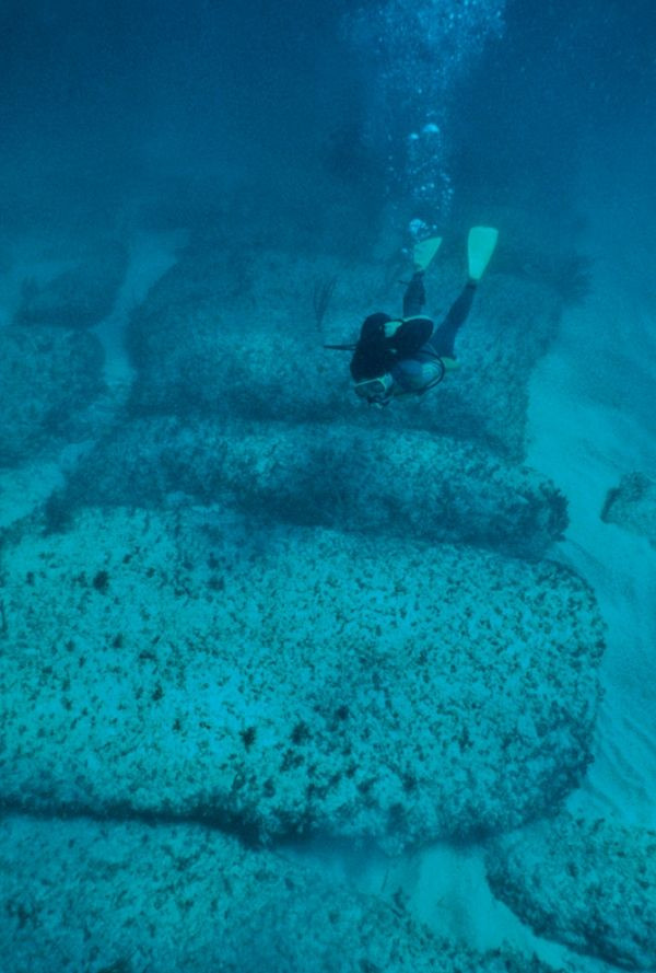 Tuy nhiên, cũng có người cho rằng con đường dưới đáy biển Bahamas được tạo thành một cách tự nhiên.