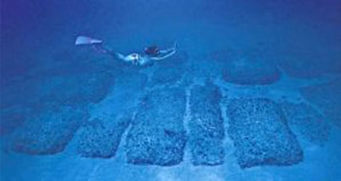 Khi ấy, không ít người tin rằng, con đường này dẫn đến thành phố Atlantis huyền bí.