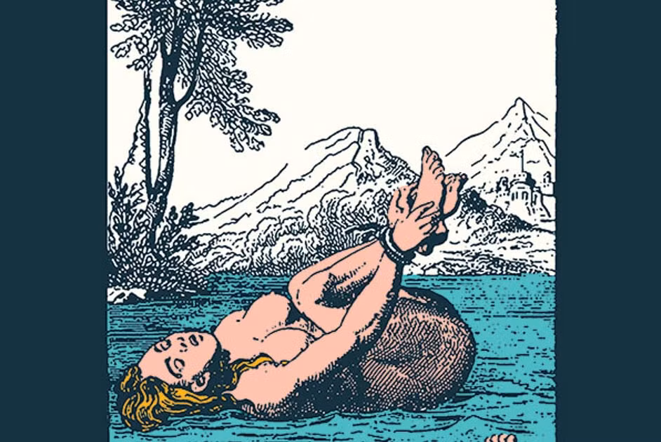 Khi ấy, người bị tình nghi là phù thủy sẽ được đưa đến ao hồ, sông suối. Tại đây, nghi phạm trút bỏ toàn bộ quần áo và bị trói chặt tay chân trước khi ném xuống nước để xem họ sẽ nổi hay chìm.