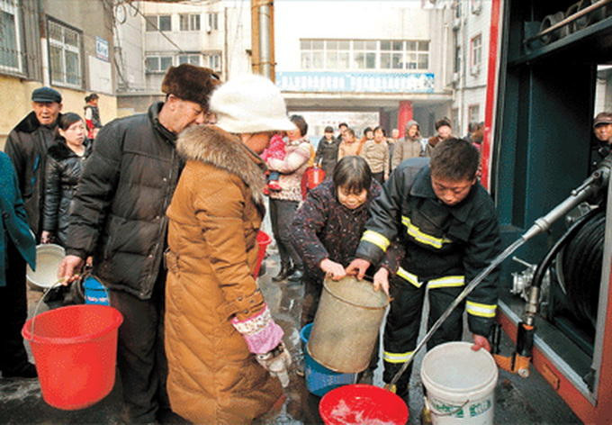 Khi ấy, dư luận xôn xao trước thông tin gần 9 tấn hóa chất anilin (aniline) từ một nhà máy hóa chất ở tỉnh Sơn Tây bị rò rỉ xuống sông Chương Hà.