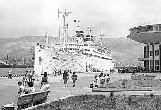 Thuyền trưởng của tàu Pyotr Vasev là Pyotr Tkachenko đã thông báo cho tàu chở khách Đô đốc Nakhimov là sẽ nhường đường cho đối phương để hai bên không xảy ra va chạm.