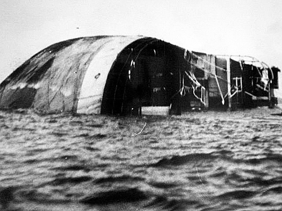 Lúc phát hiện sự việc trên, thuyền trưởng Tkachenko nhanh chóng cho thủy thủ đổi hướng con tàu để tránh va chạm với tàu chở khách Đô đốc Nakhimov. Mọi việc làm của thuyền trưởng Tkachenko khi ấy quá muộn. Hậu quả là tàu Pyotr Vasev đâm vào tàu chở khách Đô đốc Nakhimov tạo ra một lỗ hổng lớn khiến con tàu lật nghiêng.