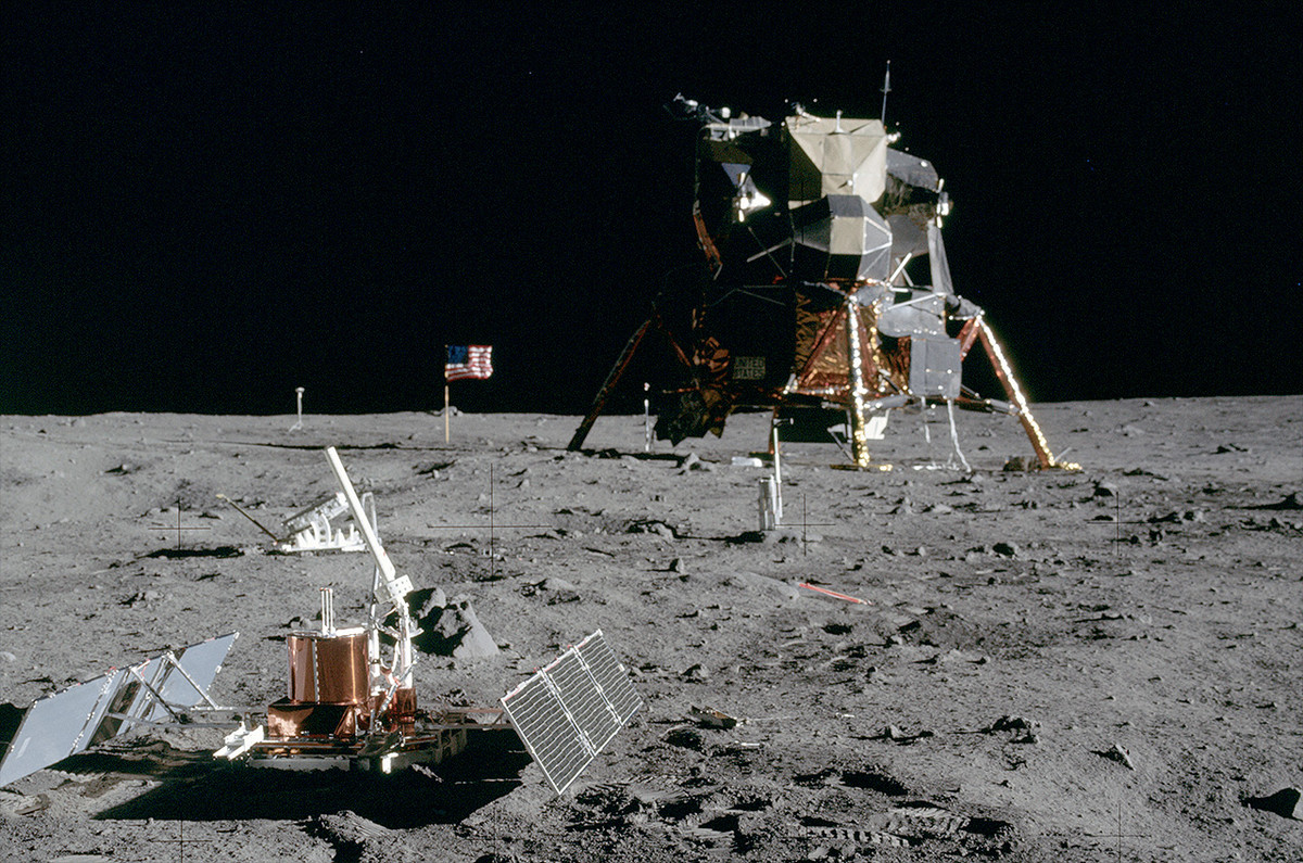 Trước khi sự kiện này diễn ra, Liên Xô được giới chuyên gia đánh giá có nhiều lợi thế trong sứ mệnh chinh phục Mặt trăng như sở hữu nhiều nhà khoa học thiên tài, đội ngũ phi hành gia xuất sắc cũng như có những công nghệ hiện đại.