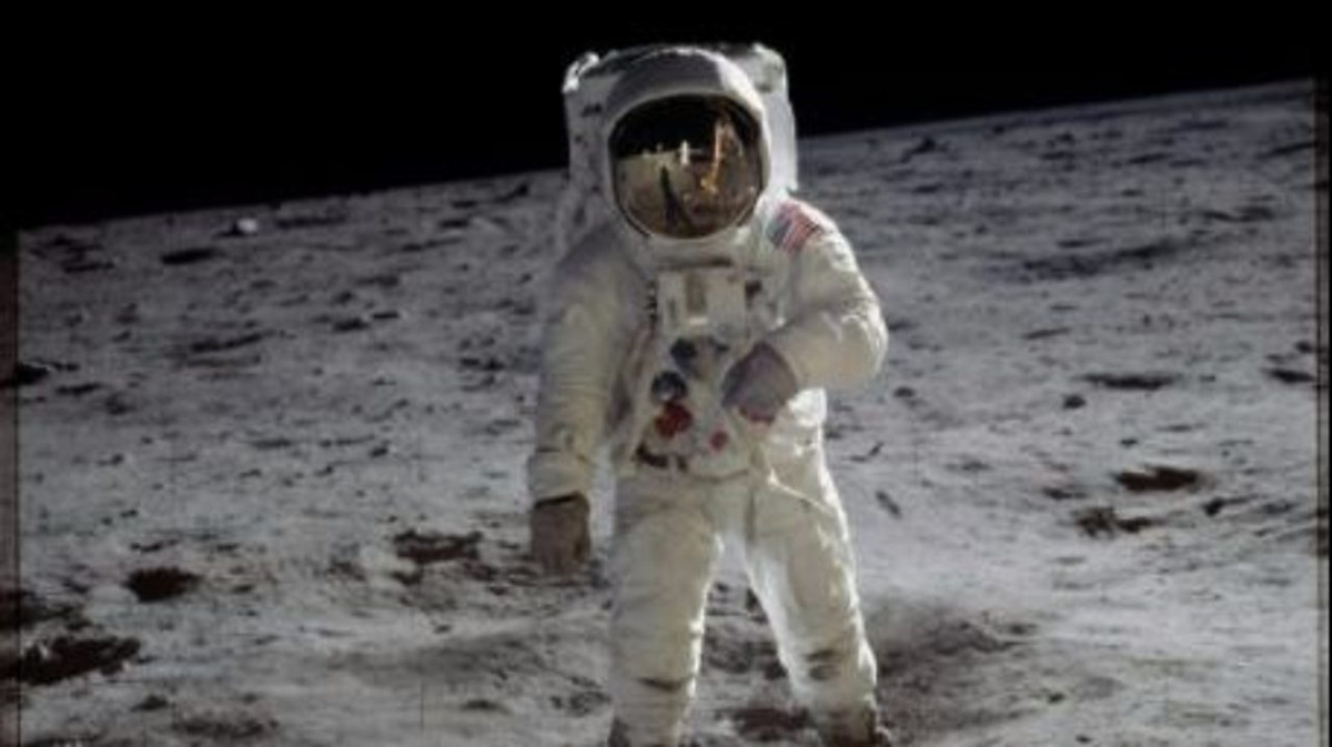 Trong cuộc cạnh tranh này, tàu Apollo 11 của Mỹ hạ cánh xuống Mặt Trăng ngày 20/7/1969, Neil Armstrong ghi tên vào lịch sử trở thành người đầu tiên đặt chân lên bề mặt Mặt trăng. Sự kiện lịch sử này đã chấm dứt cuộc đua giữa Mỹ và Liên Xô trong lĩnh vực này.