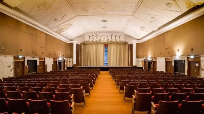 Thế nhưng, bên trong căn cứ là nơi Hitler và những nhân vật chủ chốt trong chính quyền phát xít Đức vạch kế hoạch cho việc xâm chiếm các nước. Theo ước tính, khu căn cứ này đủ sức chứa cho khoảng 40.000 người.