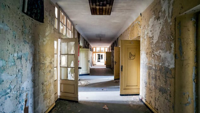 Theo đó, khu căn cứ này được phát xít Đức bảo vệ nghiêm ngặt nhằm tránh bị kẻ thù phát giác và xâm nhập vào bên trong.