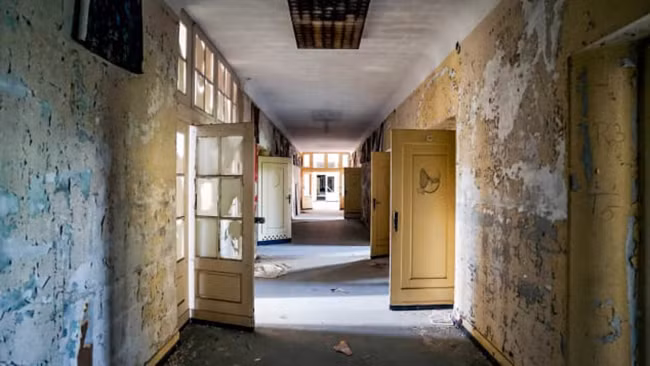 Theo đó, khu căn cứ này được phát xít Đức bảo vệ nghiêm ngặt nhằm tránh bị kẻ thù phát giác và xâm nhập vào bên trong.