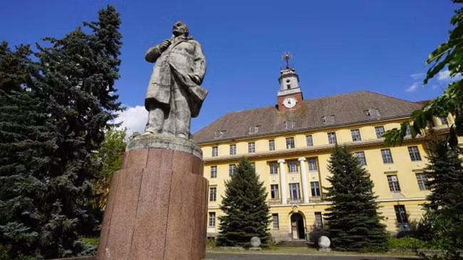 Nằm giữa một cánh rừng ở Wünsdorf, miền Đông nước Đức là khu quân sự bí mật từng được trùm phát xít Hitler sử dụng để lên kế hoạch cho Chiến tranh thế giới 2.