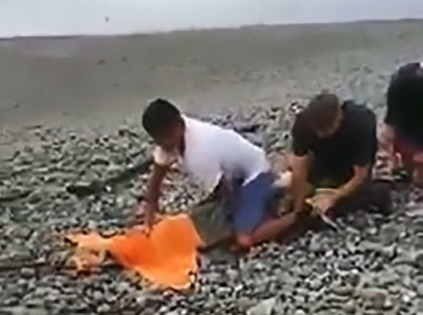 Khiep dam nguoi tay khong 