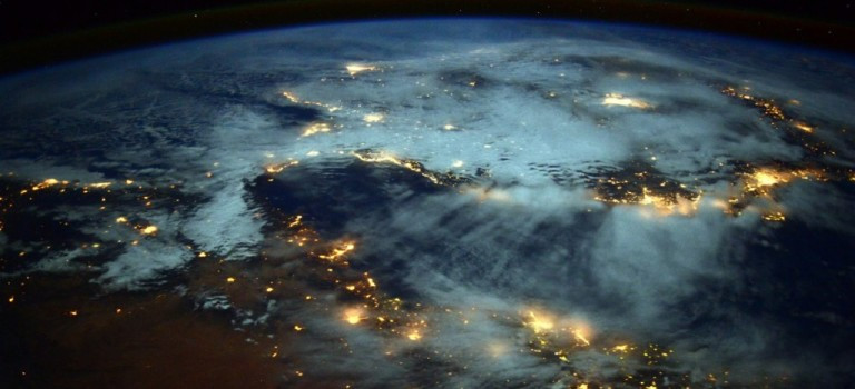 Khi điều này xảy ra, con người tiếp tục sống chỉ mục đích duy nhất là đảm bảo những yếu tố cần thiết cho trí tuệ thông minh nhân tạo tồn tại.