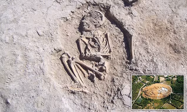 Theo các nhà nhân chủng học, hài cốt bé trai được tìm thấy trong tư thế thai nhi với hộp sọ bị đập vỡ.