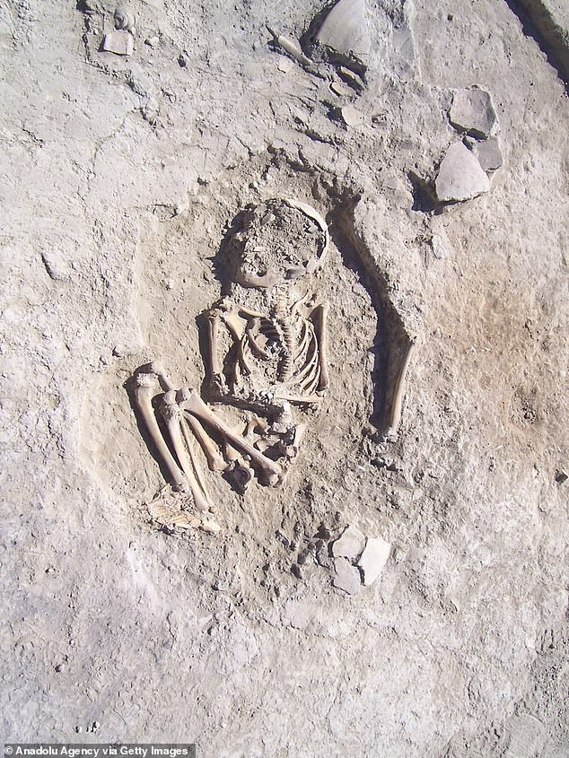 Trong quá trình khai quật một ngôi nhà cổ ở Arslantepe Mound, Thổ Nhĩ Kỳ, các chuyên gia phát hiện một bộ hài cốt bé trai 6 tuổi sống cách đây khoảng 5.700 năm.