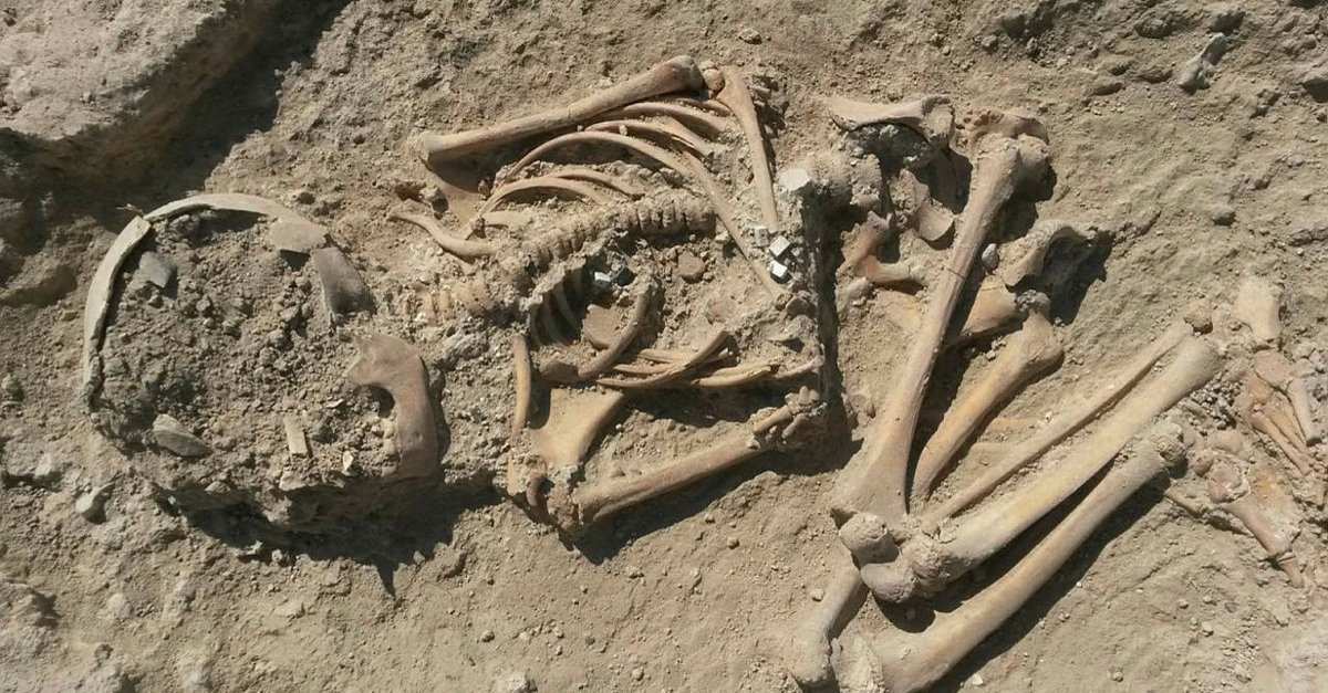 Nếu giả thuyết này là đúng sự thật thì câu hỏi đặt ra là vì sao người xưa lại có hành động kinh hoàng như vậy với thi hài một đứa trẻ 6 tuổi.