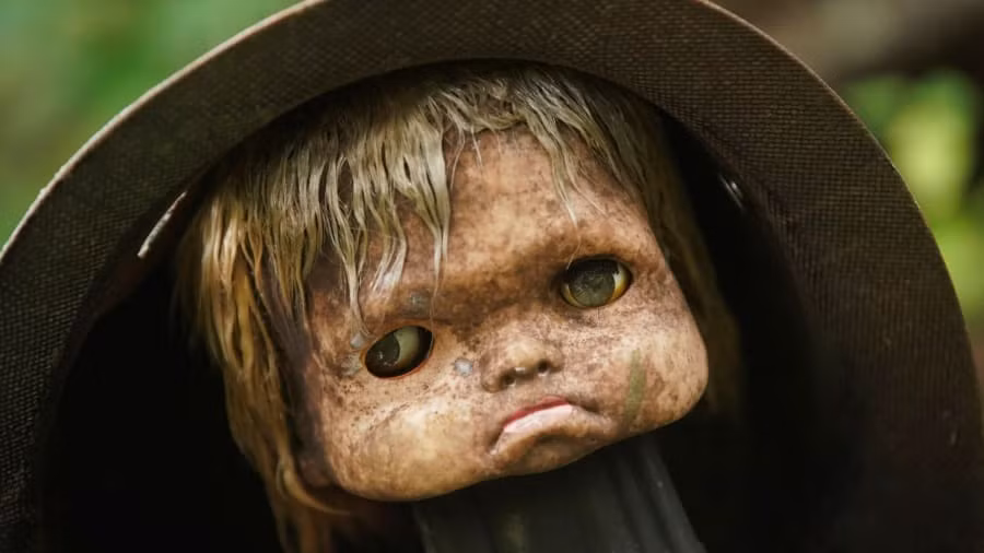 Điều kỳ lạ là những con búp bê được sử dụng nhiều nhất để trang trí con đường mòn này.