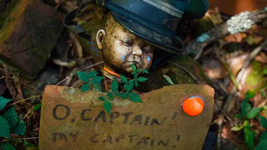 Ban đầu, Slaton sử dụng những món đồ được tìm thấy trong các chuyến đi bộ xuyên Công viên Hiến pháp để tạo nên các sản phẩm nghệ thuật như các bộ phận của búp bê, xe đạp, ô tô, thiết bị điện tử...