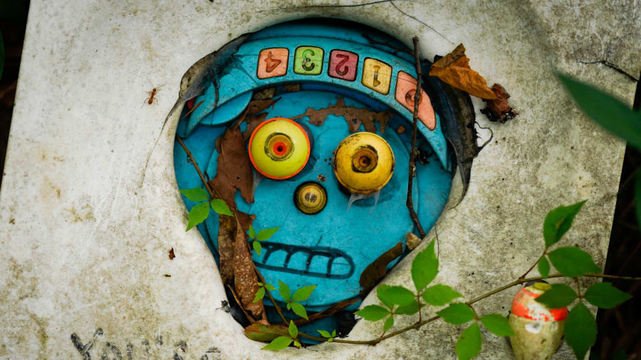 Một số người "yếu tim" không dám một mình đặt chân đến con đường với nhiều búp bê "ma ám".