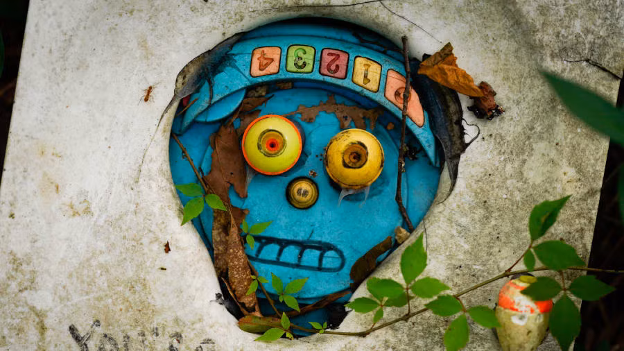 Một số người "yếu tim" không dám một mình đặt chân đến con đường với nhiều búp bê "ma ám".