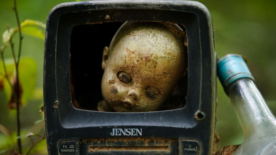 Nguyên do là dọc con đường mòn này có những đầu búp bê cũ kỹ, gương mặt trông rất đáng sợ và đôi mắt vô hồn giống như đang nhìn chằm chằm vào người đi bộ.