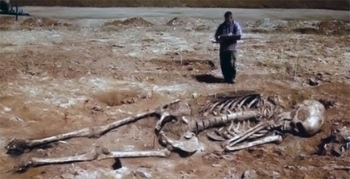 Những bộ hài cốt được cho thuộc về người khổng lồ lần lượt được tìm thấy với chiều cao cơ thể từ 2 - 4m.