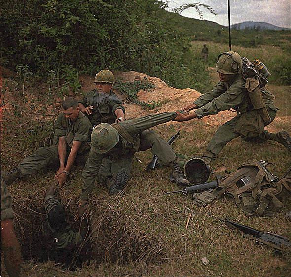 Một nhóm binh lính Mỹ cố gắng đưa một đồng đội xuống hầm trong một chiến dịch bí mật ngày 24/4/1967.