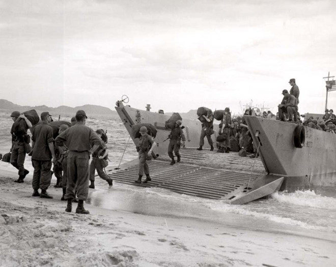 Lính Mỹ thuộc Tiểu đoàn Công binh số 84 đổ bộ xuống bãi biển tại Quy Nhơn. Mời quý độc giả xem video: Cuộc hội ngộ 37 năm sau chiến tranh (nguồn: VTC14).