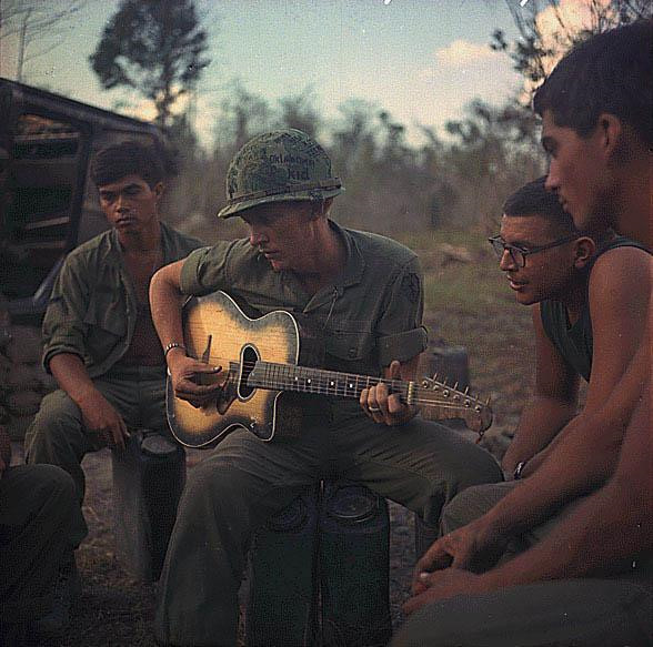 Binh sĩ Mỹ đánh đàn guitar bên đồng đội trong lúc nghỉ ngơi, thư giãn sau những ngày căng mình chiến đấu tại Việt Nam. Ảnh chụp ngày 18/1/1968.