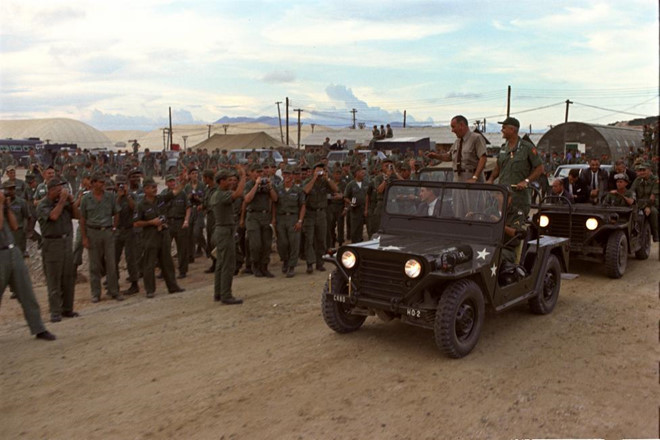 Binh lính Mỹ vỗ tay, reo hò chào đón Tổng thống Mỹ Lyndon B. Johnson khi ông đến Vịnh Cam Ranh, Việt Nam tháng 10/1966.