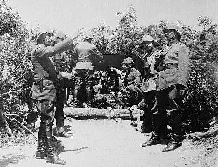 Khi nhìn thấy lá cờ trắng và người lính bị mất tích, binh sĩ Australia và New Zealand không nổ súng.