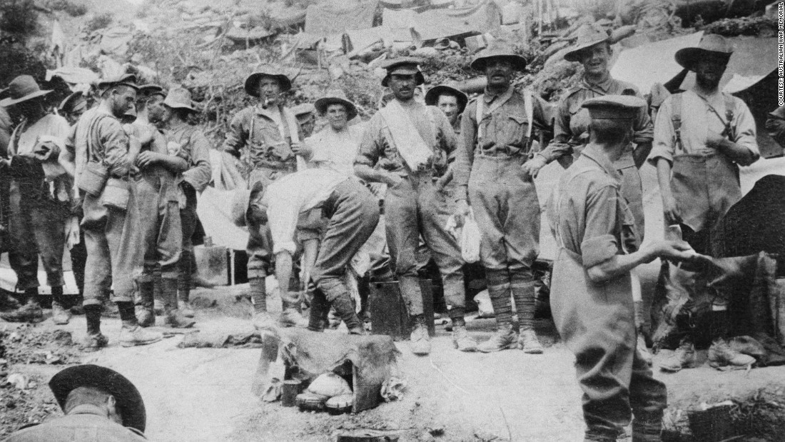 Theo đó, hai bên từng là kẻ thù của nhau tạm thời đình chiến để nghỉ ngơi, chia sẻ thức ăn với nhau.