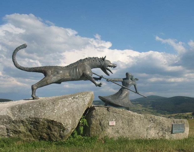 Theo đó, vào tháng 9/1765, nhóm của Antoine giết được một con sói lớn và mang nó về cho Vua Louis XV. Vì giết được con quái vật tàn sát dân thường vô tội nên Antoine và nhóm của mình được Vua ban thưởng.