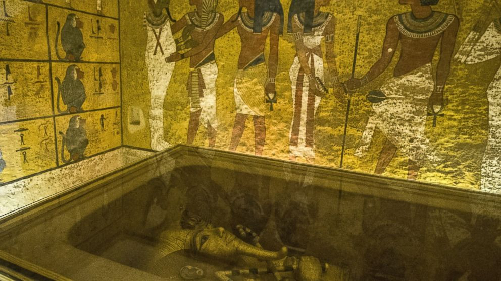 Lý do được cho là vì người Ai Cập cổ đại quan niệm những mẩu sắt rơi xuống từ bầu trời mang theo thông điệp của thần linh.