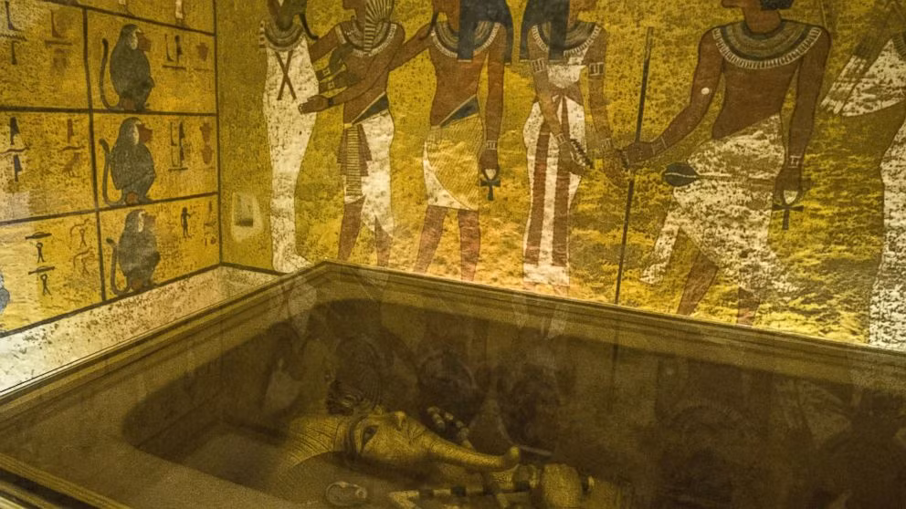 Lý do được cho là vì người Ai Cập cổ đại quan niệm những mẩu sắt rơi xuống từ bầu trời mang theo thông điệp của thần linh.