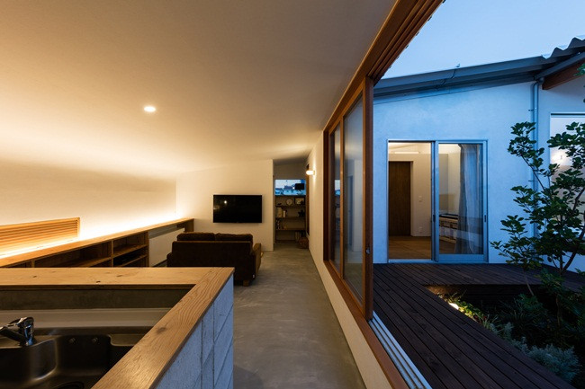 Nhà được bố trí theo hình chữ U, đối diện với khu vực trồng nhiều cây.