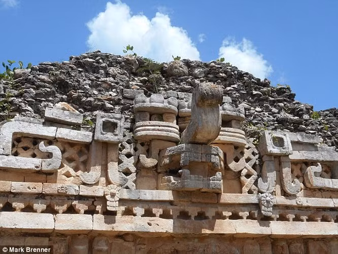 Quá trình này càng trở nên cực đoan hơn khi người Maya cố gắng thích nghi với biến đổi khí hậu, chủ yếu là mức nước biển dâng cao.