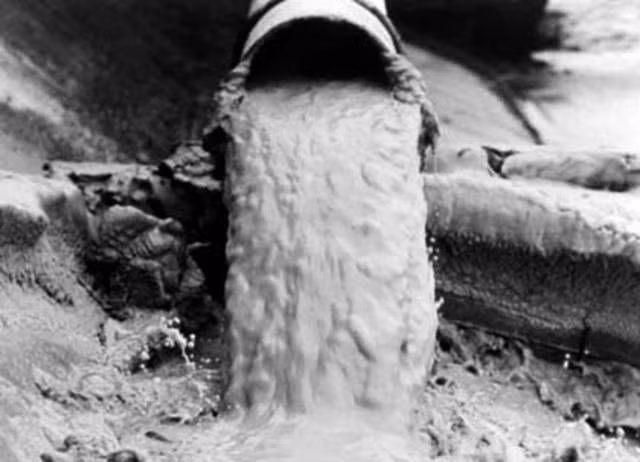 Trong thời gian từ năm 1932 - 1968, một thảm họa xả thải gây ô nhiễm nguồn nước xảy ra gây rúng động dư luận Nhật Bản. Khi ấy, nhà máy hóa chất Chisso xả trực tiếp nước thải chứa thủy ngân chưa qua xử lý ra vịnh Minamata và biển Shiranui.